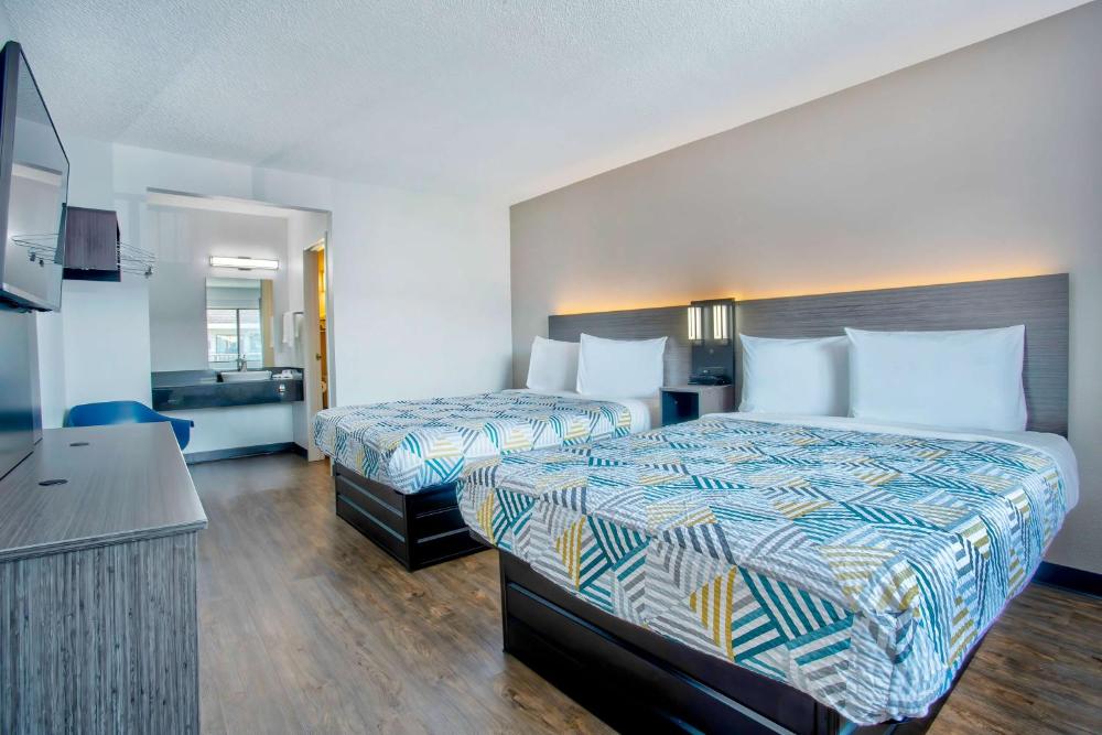 Queen Room with Two Queen Beds - Non-Smoking interior